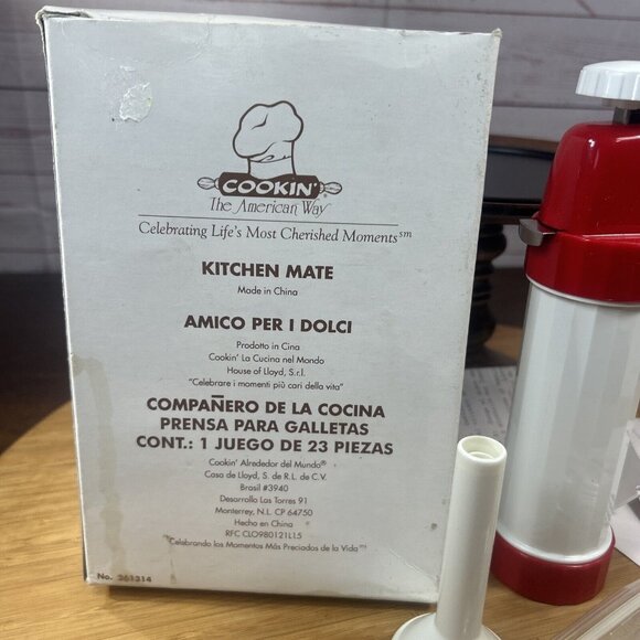 Vintage Kitchen Mate Plastic Cookie Press with icing tips 20 Piece With box - Picture 2 of 5